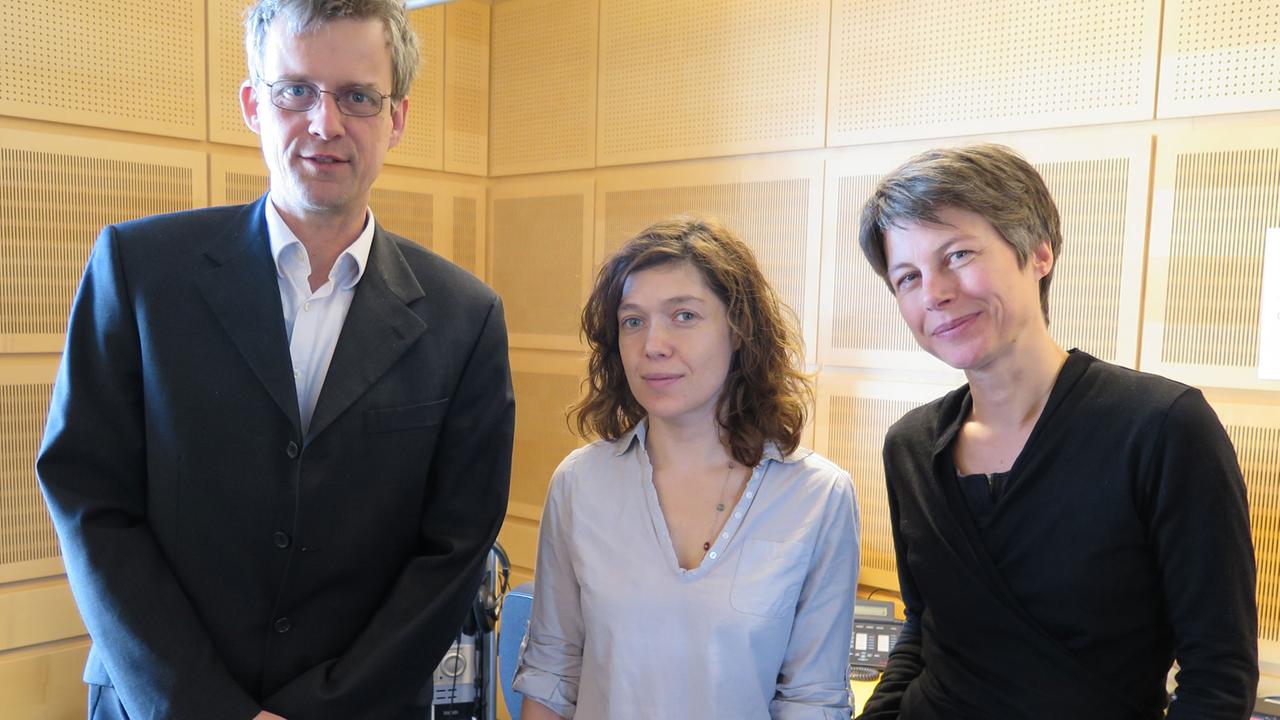 Die ukrainische Fotografin Yevgenia Belorusets (Mitte) mit den Moderatoren Christopher Ricke und Anke Schaefer