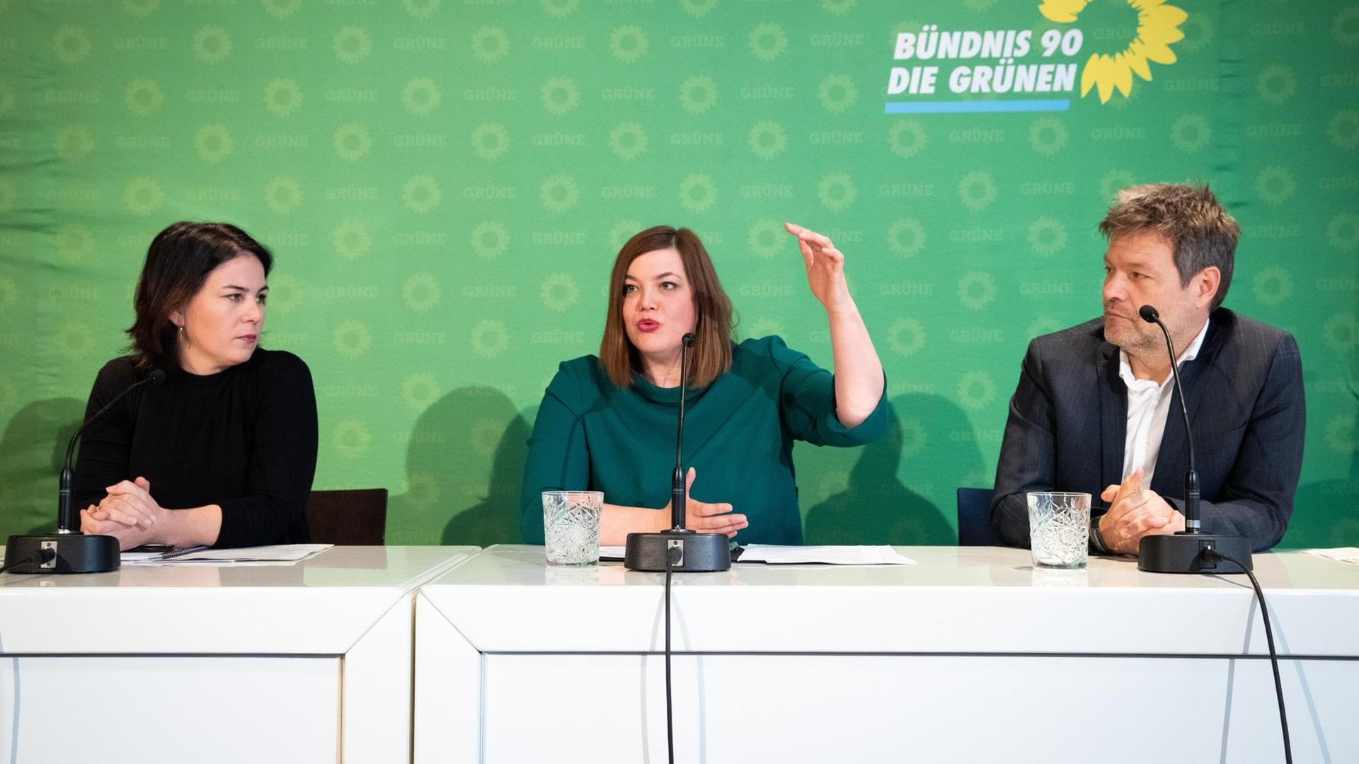 Im Bild sind die Grünen-Politikerinnen Annalena Baerbock, Katharina Fegebank und der Politiker Robert Habeck zu sehen.