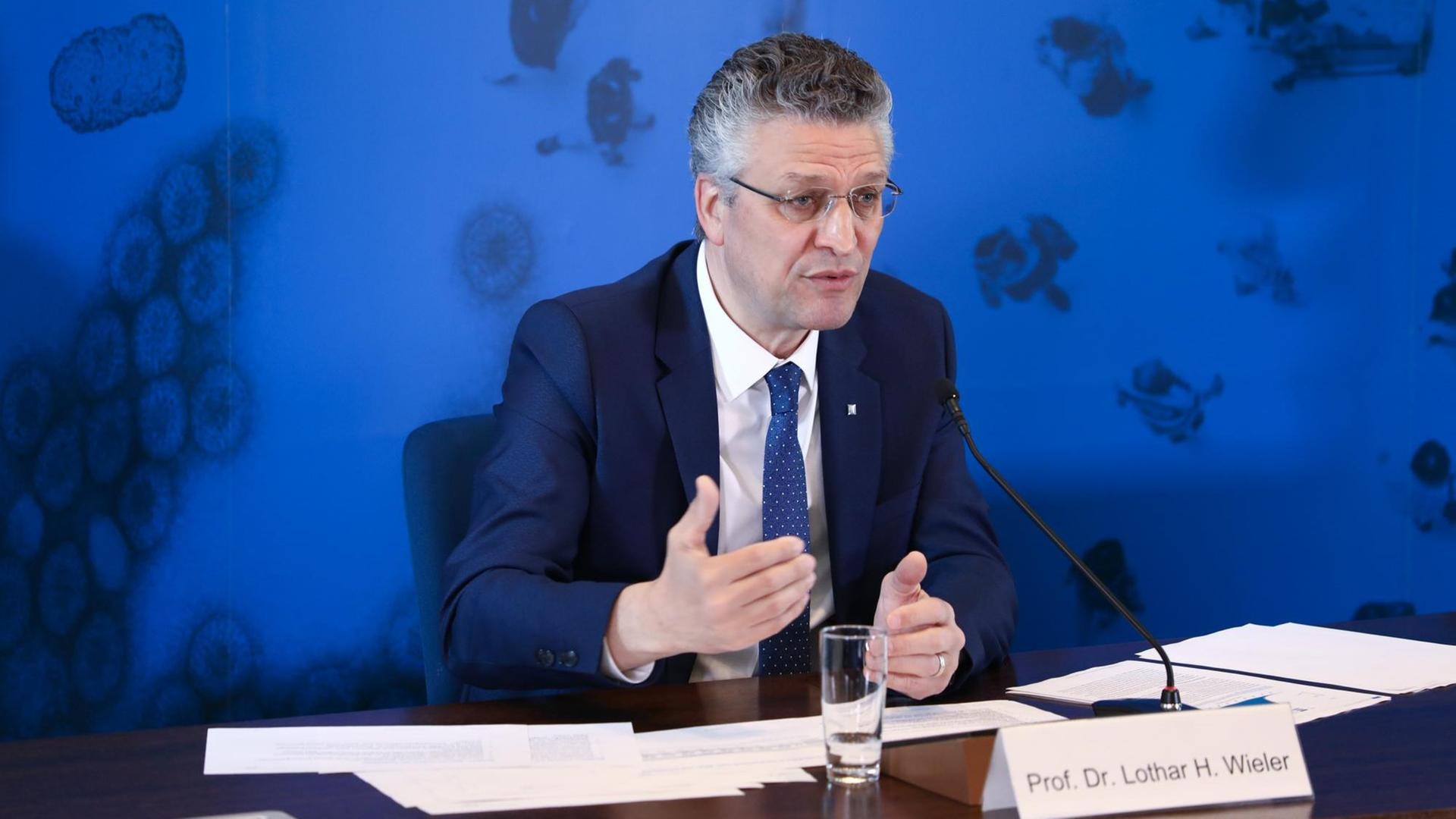 Der Präsident des Robert Koch-Instituts, Lothar Wieler. Er sitzt wähhrend einer Pressekonferenz an einem Tisch, spricht und gestikultiert. Der Präsident des Robert Koch-Instituts, Lothar Wieler. Er sitzt wähhrend einer Pressekonferenz an einem Tisch, spricht und gestikultiert.