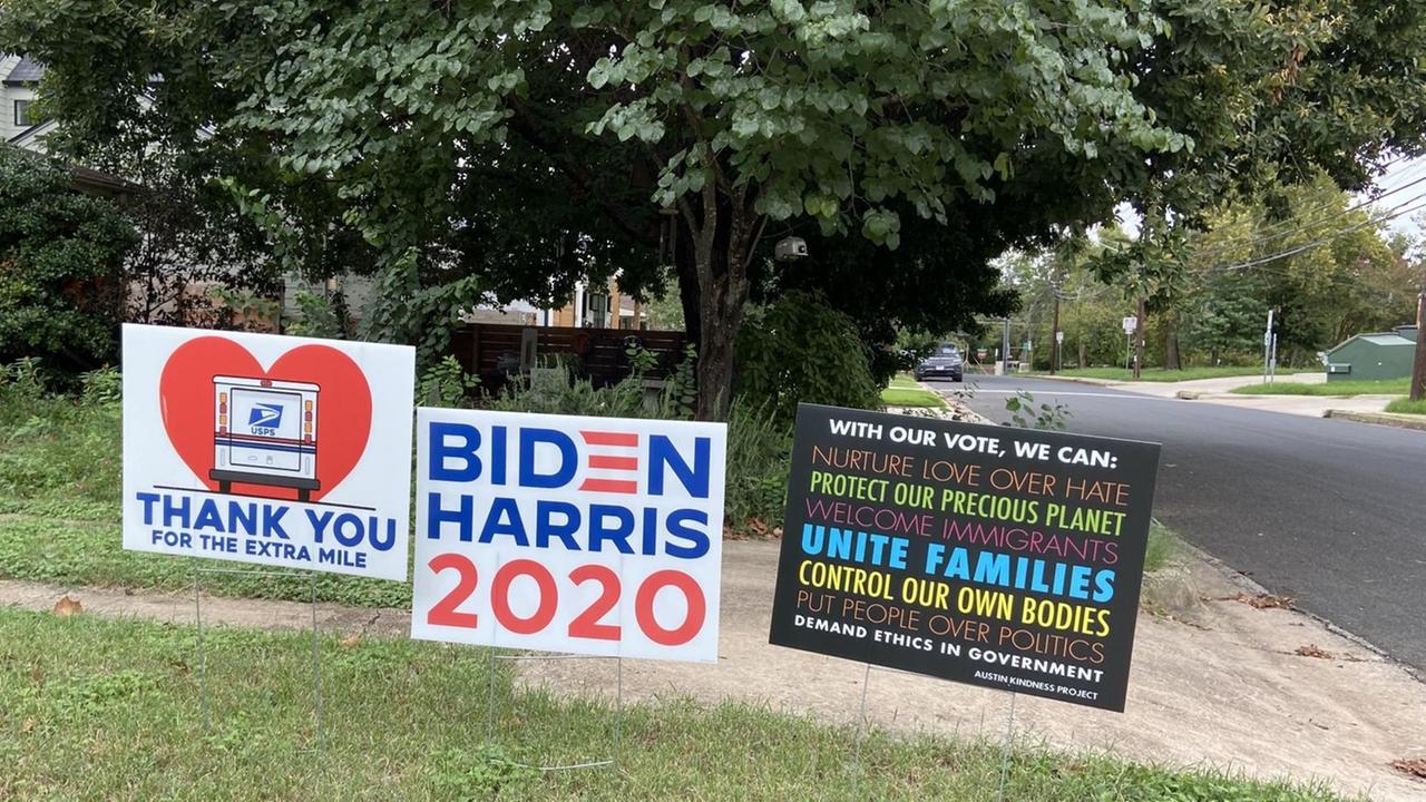 Ein "Biden 2020" Wahlkampfschild in einem Vorgarten in Texas. Ein "Biden 2020" Wahlkampfschild in einem Vorgarten in Texas.