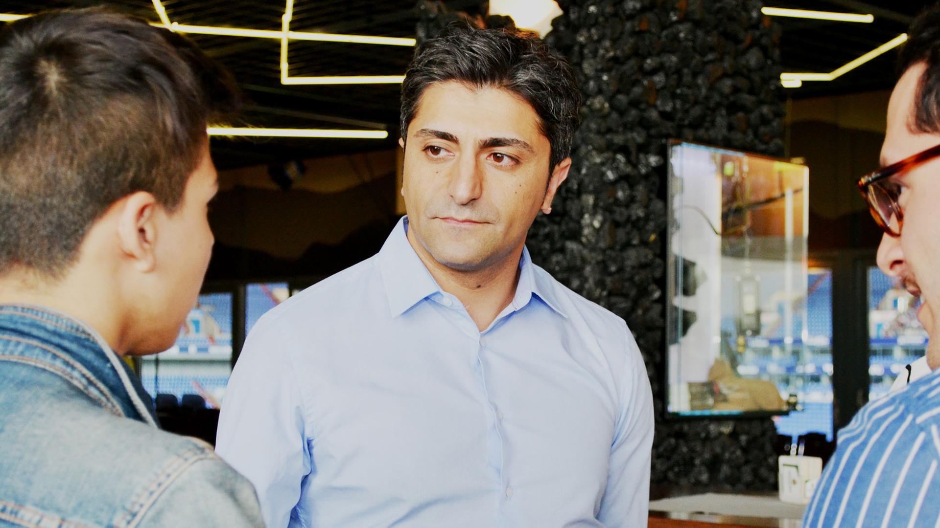 Suat Yilmaz im Gespräch mit Schülern. Yilmaz ist der erste Talentscout an einer deutschen Hochschule (Westfälische Hochschule). Suat Yilmaz im Gespräch mit Schülern. Yilmaz ist der erste Talentscout an einer deutschen Hochschule (Westfälische Hochschule).