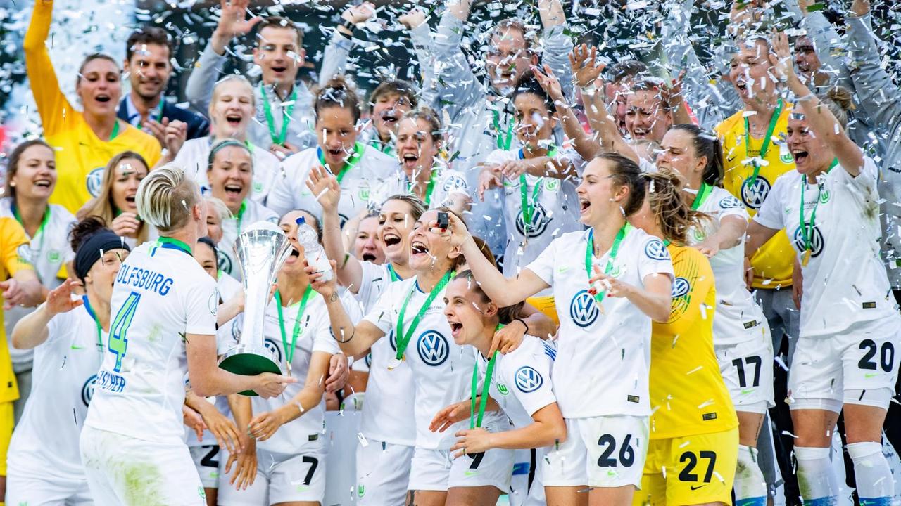 DFB-Pokal: Die Spielerinnen von Wolfsburg haben den DFB-Pokal gewonnen. Die anderen Spielerinnen jubeln.