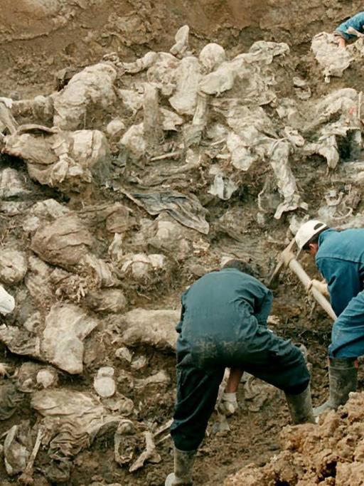 Forensische Experten vom Internationalen Kriegsverbrechertribunal in den Haag untersuchen einen Massengrab in Pilica nordöstlich von Sarajevo