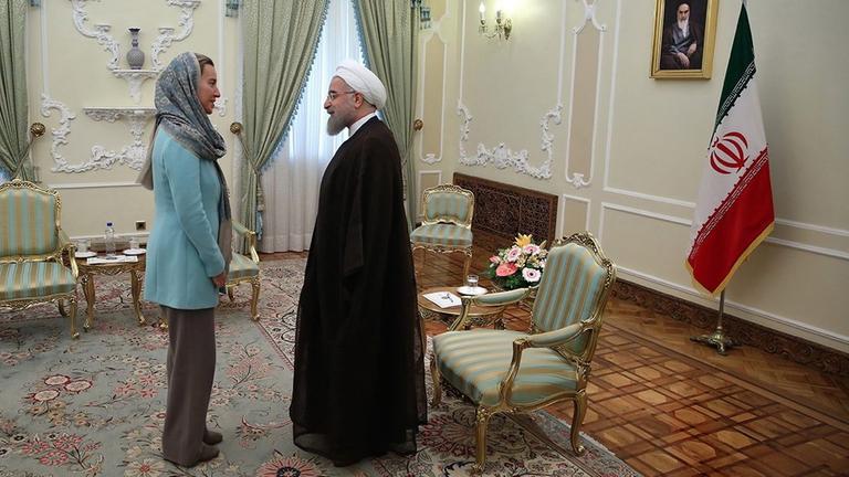 Die EU-Außenministerin Federica Mogherini und Irans Präsident Hassan Rouhani stehen am 29. Oktober 2016 im Büro des Präsidenten in Tehran Die EU-Außenministerin Federica Mogherini und Irans Präsident Hassan Rouhani stehen am 29. Oktober 2016 im Büro des Präsidenten in Tehran