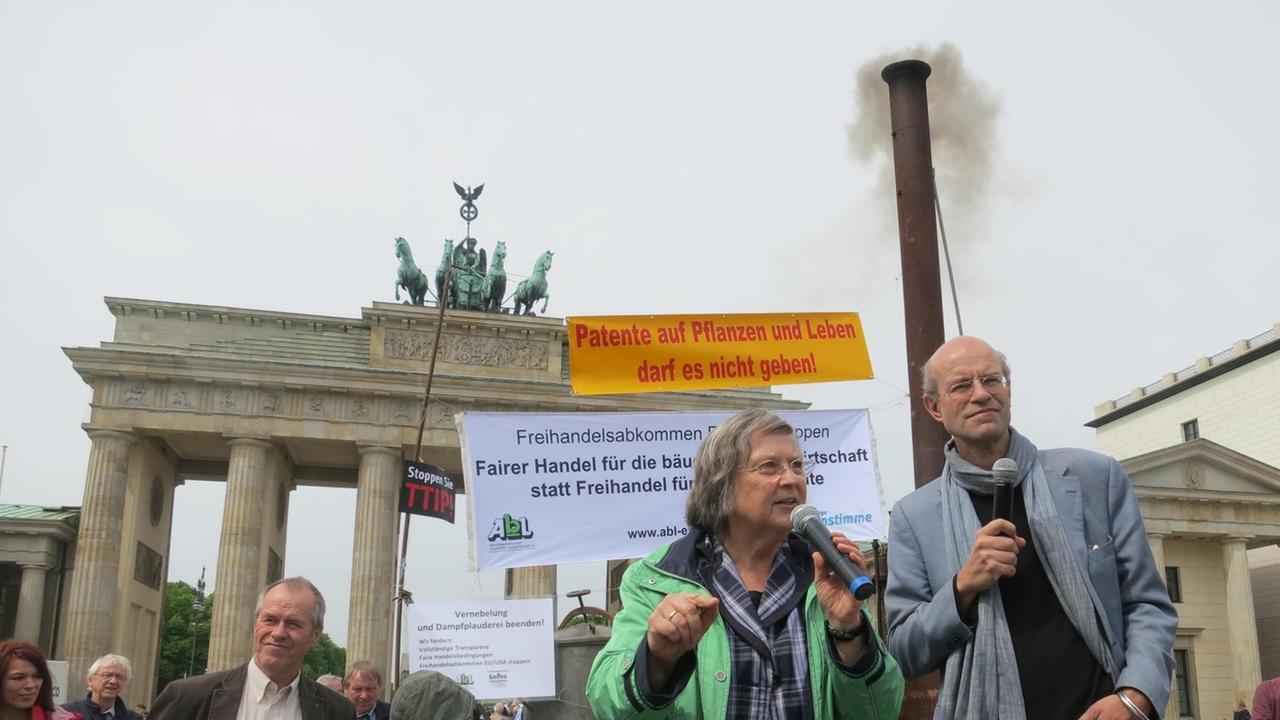 Bundestags-Abgeordente der Grünen, Bärbel Höhn, diskutiert mit Bürgern über das Freihandelsabkommen. Bundestags-Abgeordente der Grünen, Bärbel Höhn, diskutiert mit Bürgern über das Freihandelsabkommen.