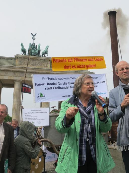 Bundestags-Abgeordente der Grünen, Bärbel Höhn, diskutiert mit Bürgern über das Freihandelsabkommen.
