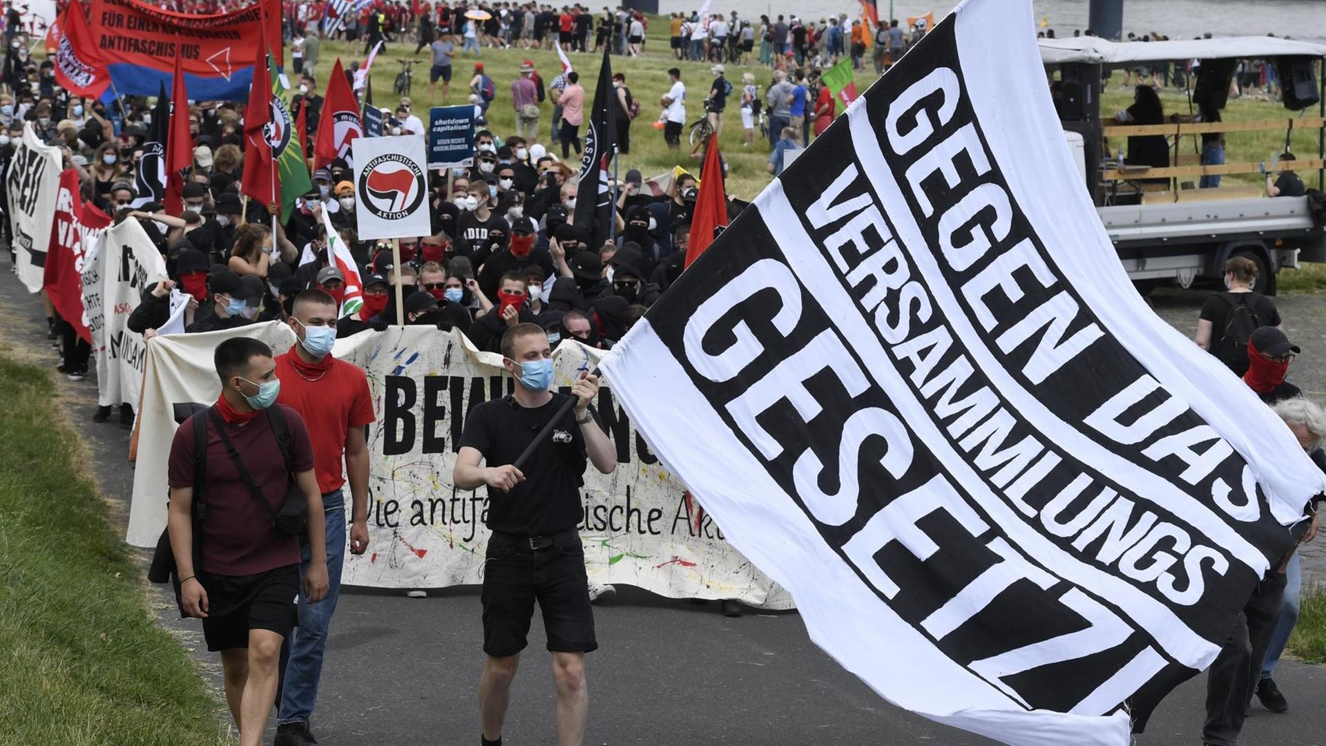 Mehrere tausend Demonstranten nehmen an einem Protestzug gegen das geplante Versammlungsgesetz für Nordrhein-Westfalen teil. Mehrere tausend Demonstranten nehmen an einem Protestzug gegen das geplante Versammlungsgesetz für Nordrhein-Westfalen teil.