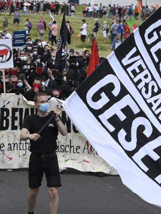 Mehrere tausend Demonstranten nehmen an einem Protestzug gegen das geplante Versammlungsgesetz für Nordrhein-Westfalen teil.