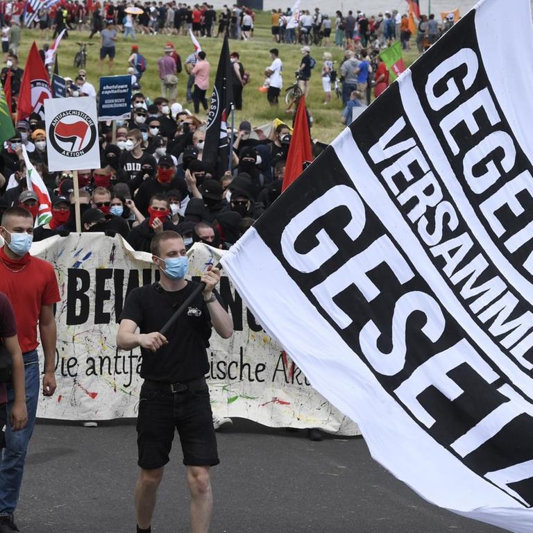 Mehrere tausend Demonstranten nehmen an einem Protestzug gegen das geplante Versammlungsgesetz für Nordrhein-Westfalen teil.
