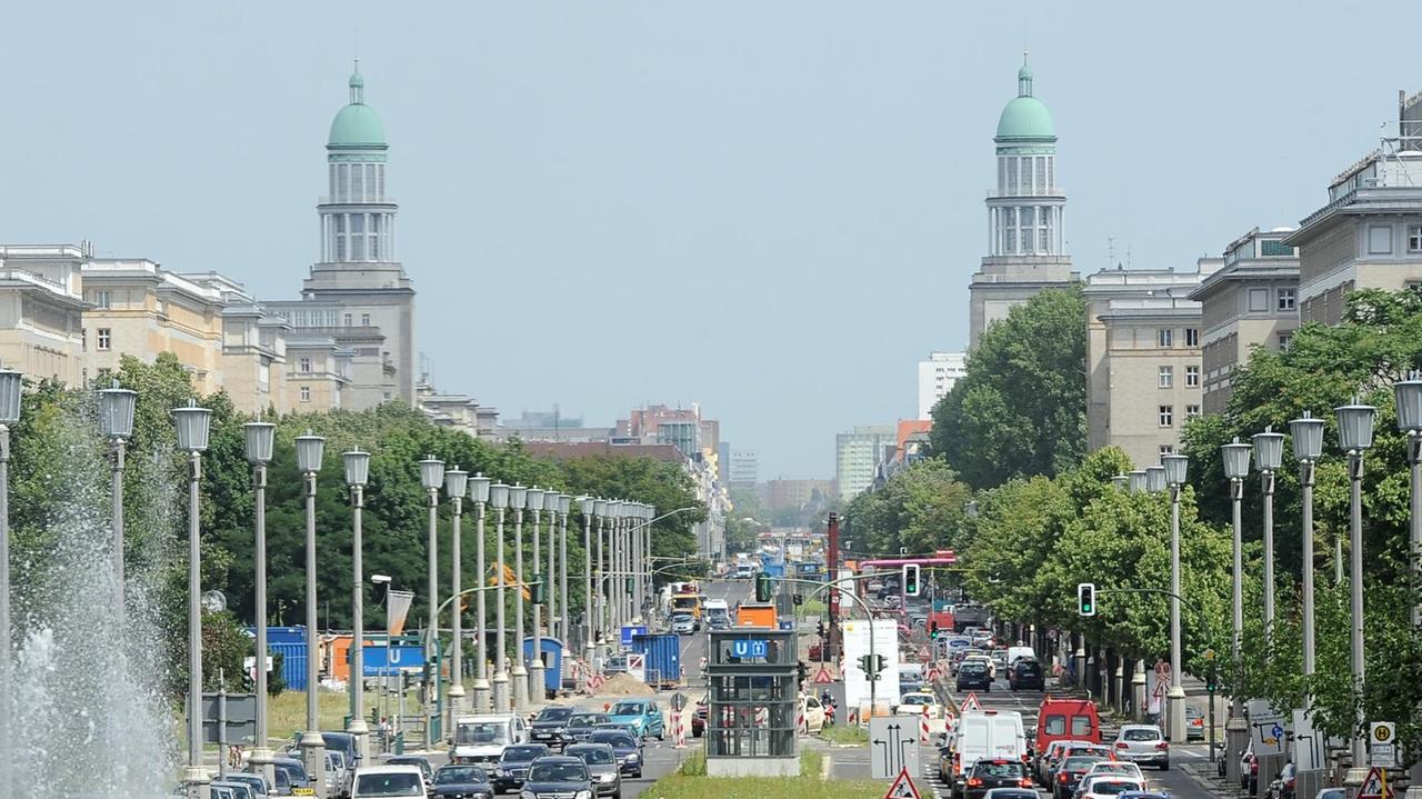 Die Karl-Marx-Allee mit Frankfurter Tor in Berlin-Friedrichshain Die Karl-Marx-Allee mit Frankfurter Tor in Berlin-Friedrichshain