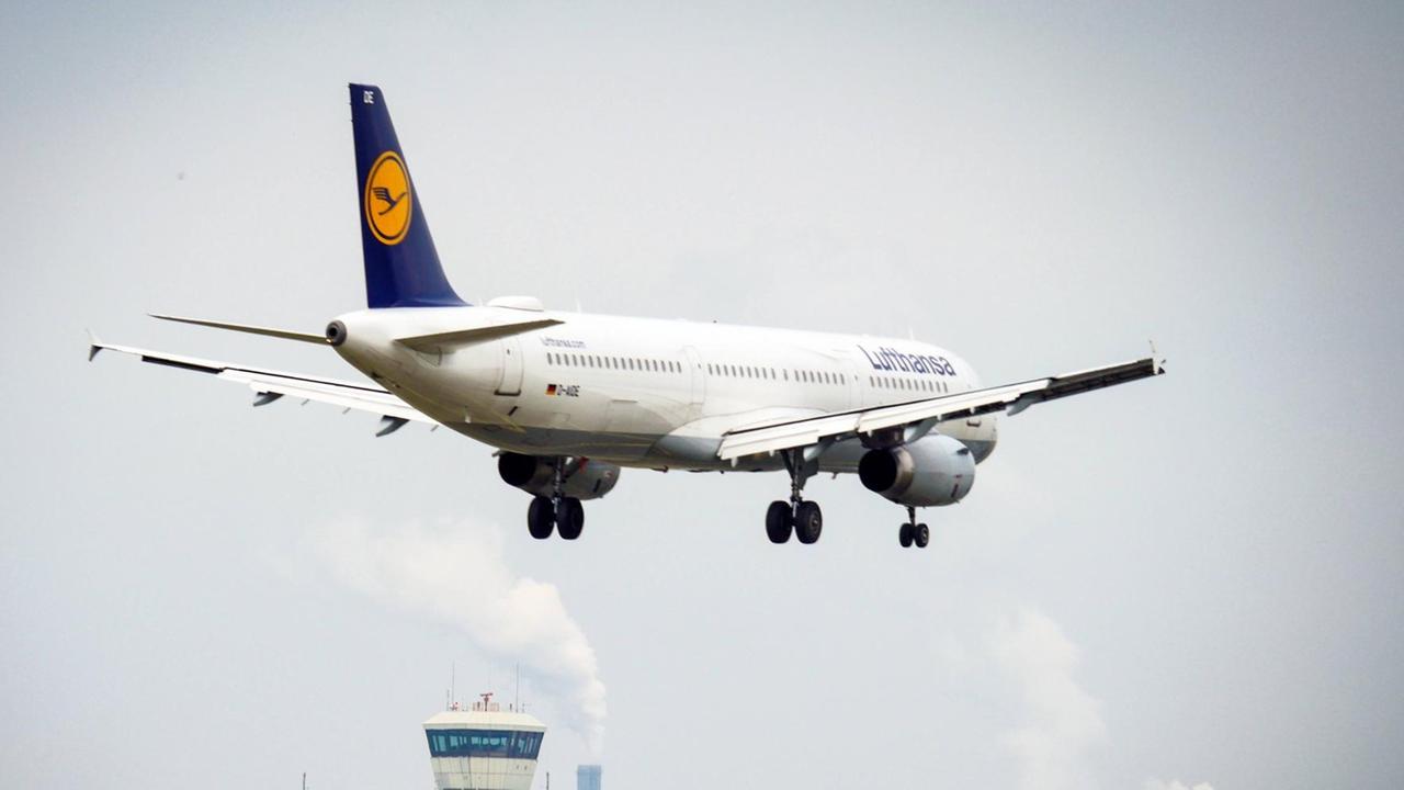 Eine Maschine der Lufthansa im Anflug auf den Flughafen Tegel in Berlin Eine Maschine der Lufthansa im Anflug auf den Flughafen Tegel in Berlin