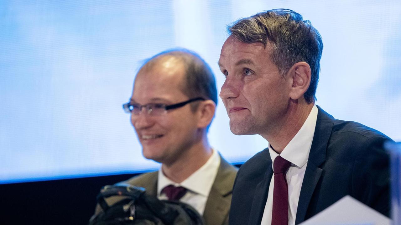 V.l.n.r. Der parlamentarische Geschäftsführer der Thüringer AfD, Stefan Möller (AfD), der Fraktionsvorsitzende der Thüringer AfD, Björn Höcke (AfD), beim Landesparteitag der Alternative für Deutschland (AfD) V.l.n.r. Der parlamentarische Geschäftsführer der Thüringer AfD, Stefan Möller (AfD), der Fraktionsvorsitzende der Thüringer AfD, Björn Höcke (AfD), beim Landesparteitag der Alternative für Deutschland (AfD)