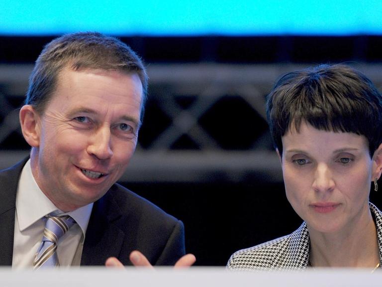 Die AfD-Sprecher Bernd Lucke und Frauke Petry unterhalten sich auf dem Bundesparteitag am 30.01.2015 in Bremen auf dem Podium.