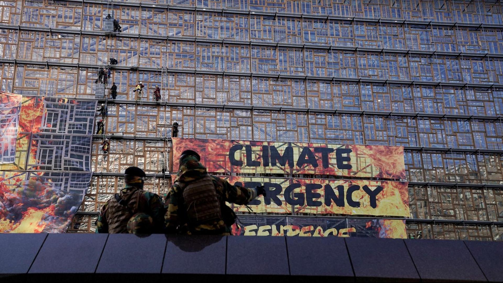 Beim EU-Gipfel haben Umwelt-Schützer demonstriert. Beim EU-Gipfel haben Umwelt-Schützer demonstriert.