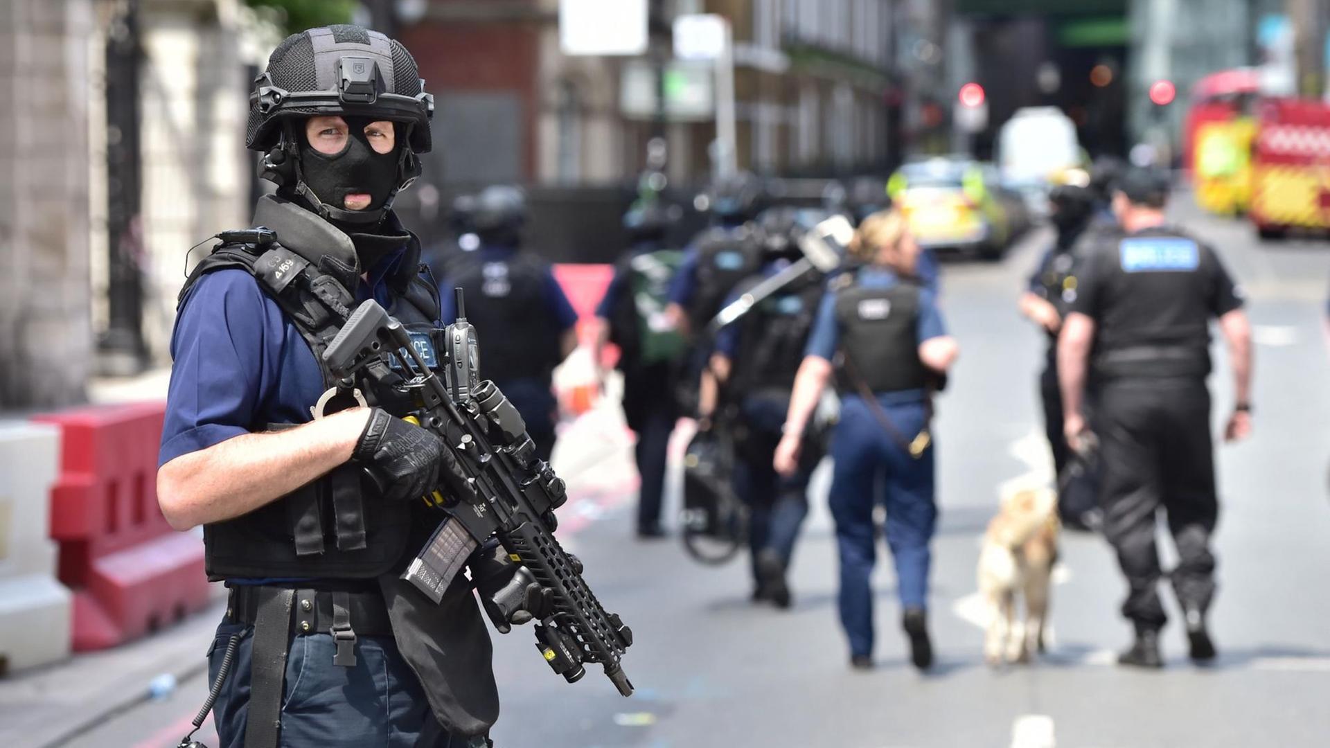 Schwer bewaffnete Polizisten patrouillieren nach dem Anschlag in London im Bereich um die London Bridge und den Borough Market. Schwer bewaffnete Polizisten patrouillieren nach dem Anschlag in London im Bereich um die London Bridge und den Borough Market.