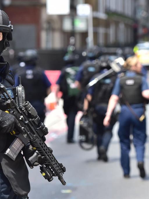Schwer bewaffnete Polizisten patrouillieren nach dem Anschlag in London im Bereich um die London Bridge und den Borough Market.