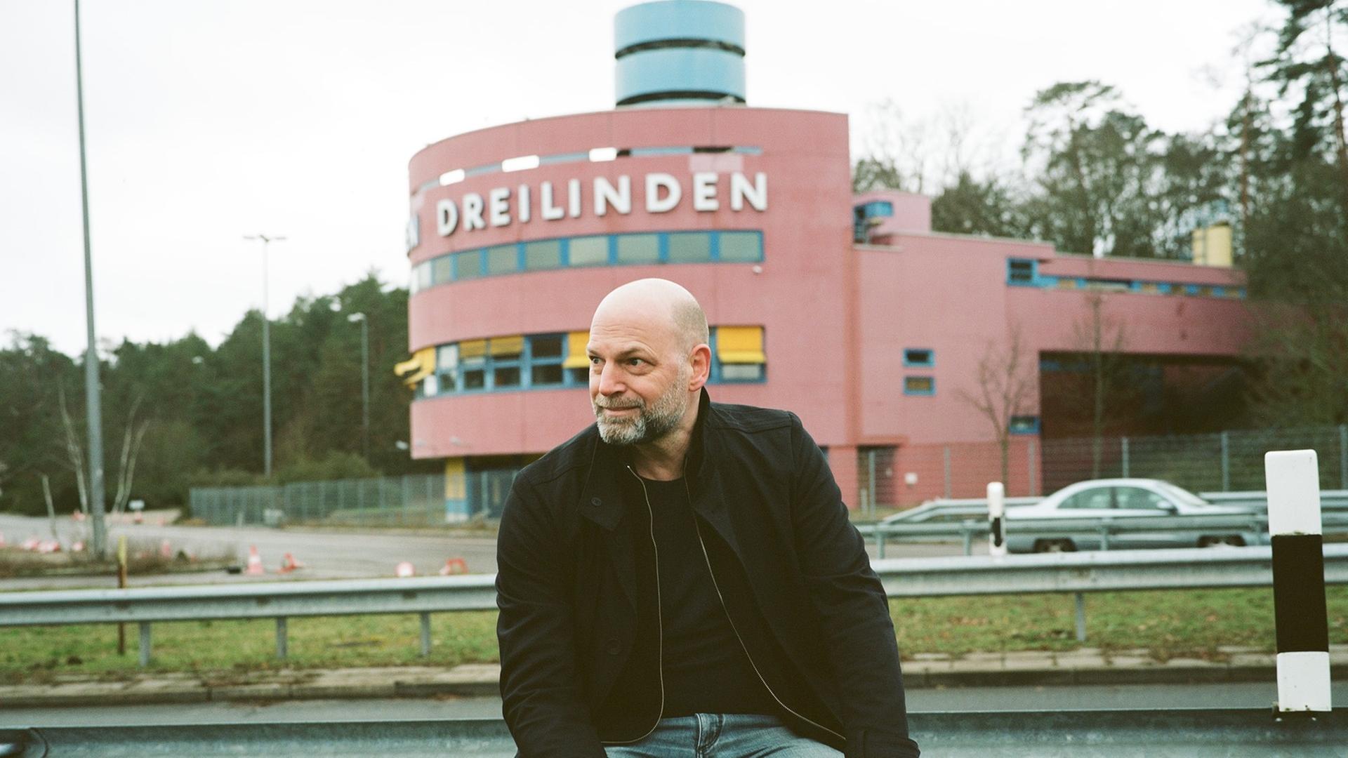 Florian Werner auf der Leitplanke vor einer Raststätte Florian Werner auf der Leitplanke vor einer Raststätte