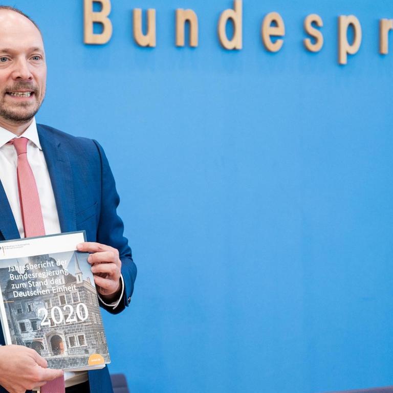 Berlin: Marco Wanderwitz (CDU), Ostbeauftragter der Bundesregierung, zeigt bei der Vorstellung den Jahresbericht zum Stand der Deutschen Einheit 2020.