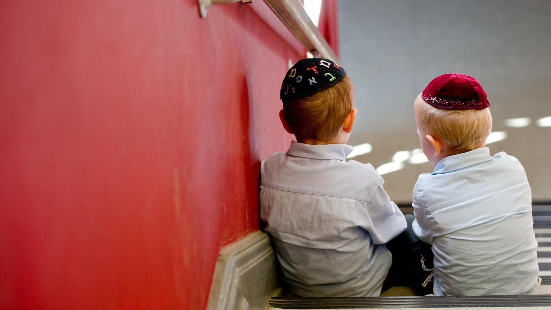 Zwei Jungen mit Kippa sitzen in Hamburg in der Talmud Tora Schule Zwei Jungen mit Kippa sitzen in Hamburg in der Talmud Tora Schule