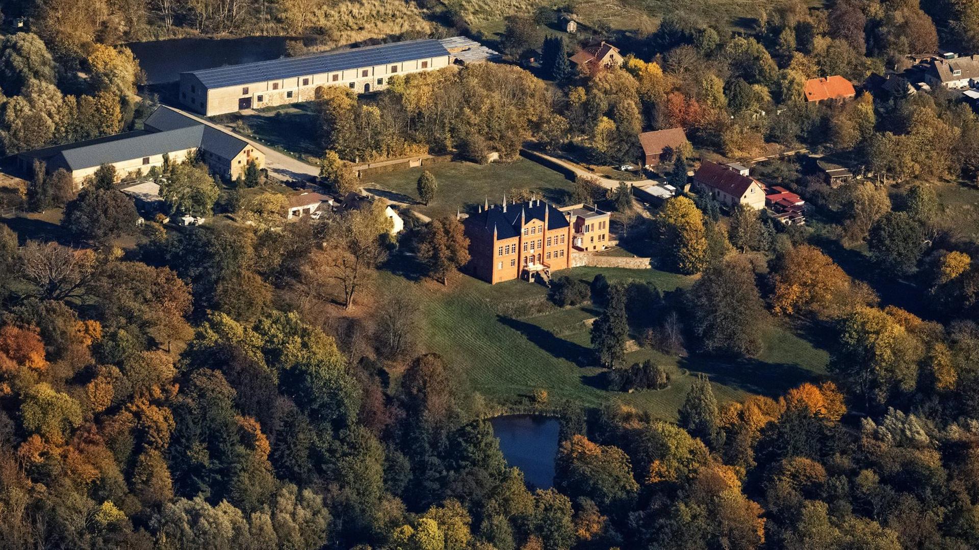 Luftaufnahme des Gutshauses Wietzow bei Neubrandenburg in Mecklenburg-Vorpommern.