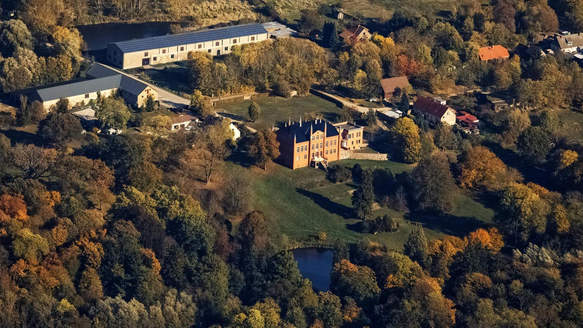 Luftaufnahme des Gutshauses Wietzow bei Neubrandenburg in Mecklenburg-Vorpommern. Luftaufnahme des Gutshauses Wietzow bei Neubrandenburg in Mecklenburg-Vorpommern.