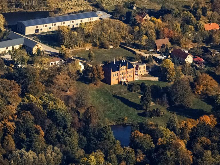Luftaufnahme des Gutshauses Wietzow bei Neubrandenburg in Mecklenburg-Vorpommern.