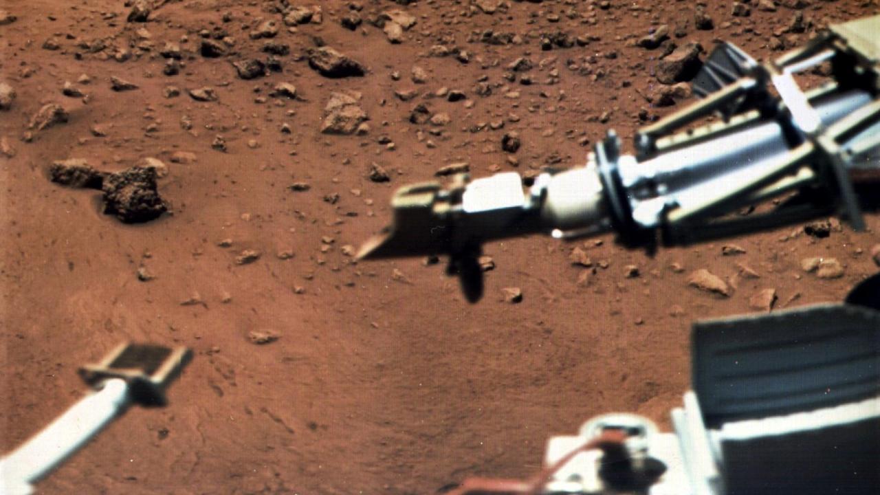 Am 15. August 1976 wurde diese Aufnahme der Oberfläche des roten Planeten Mars von der Raumsonde "Viking" aufgenommen. Vorne links an einem Ausleger eine Magnet-Bürste, rechts der Behälter eines meteorologischen Instruments, das kurz nach der Landung in Betrieb genommen wurde. Am 15. August 1976 wurde diese Aufnahme der Oberfläche des roten Planeten Mars von der Raumsonde "Viking" aufgenommen. Vorne links an einem Ausleger eine Magnet-Bürste, rechts der Behälter eines meteorologischen Instruments, das kurz nach der Landung in Betrieb genommen wurde.
