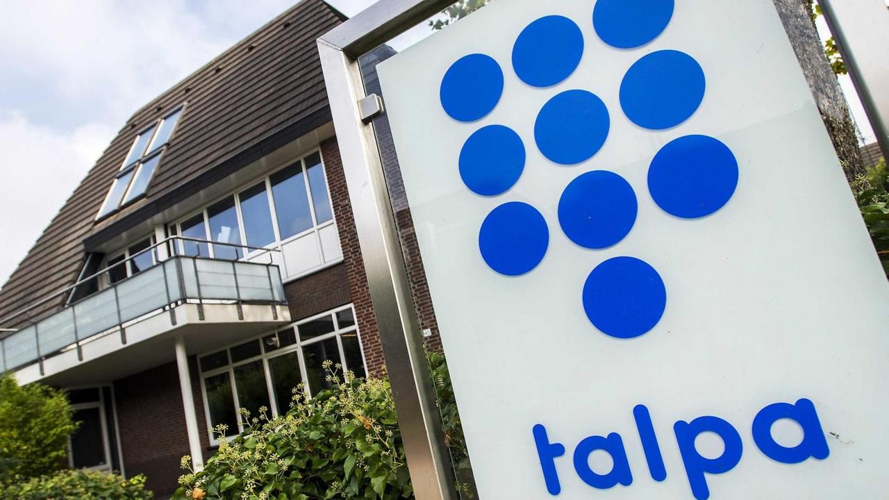 Das Logo des niederländischen Medienunternehmens Talpa zeigt drei mal drei blaue Punkte, zuunterst einen blauen Punkt in der Mitte sowie den Schriftzug "Talpa" Das Logo des niederländischen Medienunternehmens Talpa zeigt drei mal drei blaue Punkte, zuunterst einen blauen Punkt in der Mitte sowie den Schriftzug "Talpa"