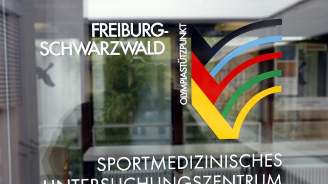Logo des Sportmedizinischen Untersuchungszentrums der Universitätsklinik in Freiburg am Eingang der Einrichtung