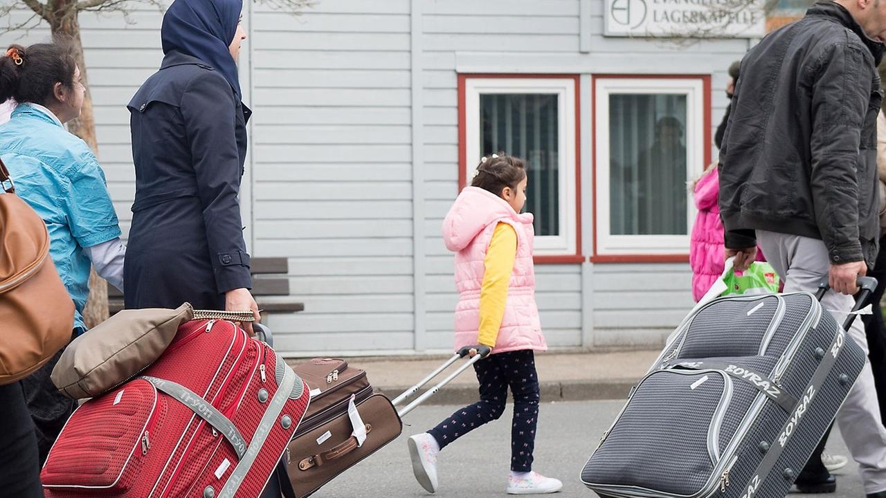 Syrische Flüchtlinge kommen am 04.04.2016 in das Grenzdurchgangslager Friedland im Landkreis Göttingen (Niedersachsen). Es sind die ersten syrischen Flüchtlinge, die legal auf direktem Weg aus der Türkei in die Europäische Union einreisen durften. Syrische Flüchtlinge kommen am 04.04.2016 in das Grenzdurchgangslager Friedland im Landkreis Göttingen (Niedersachsen). Es sind die ersten syrischen Flüchtlinge, die legal auf direktem Weg aus der Türkei in die Europäische Union einreisen durften.