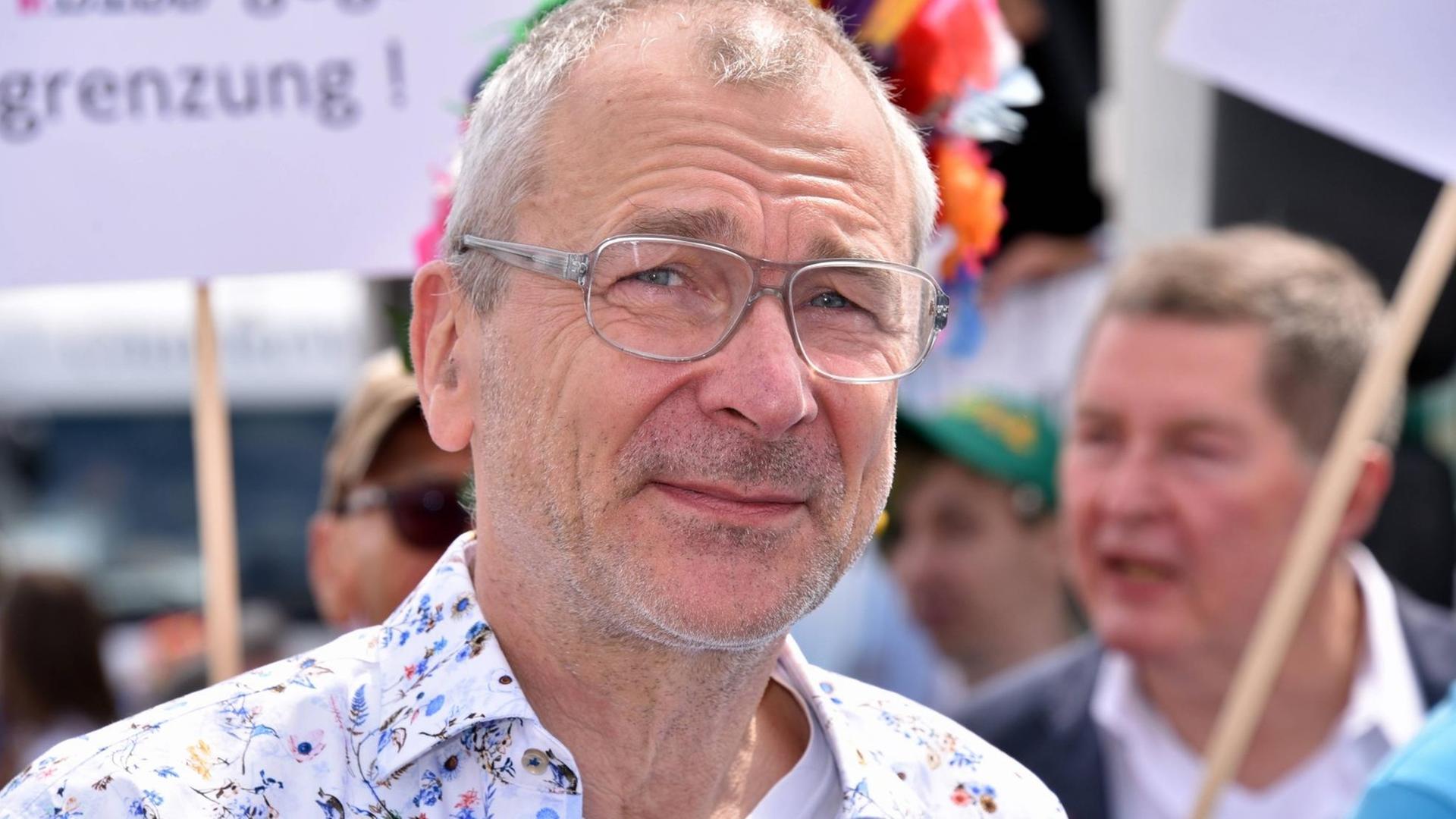 Politiker Volker Beck als Teilnehmer des Christopher Street Day CSD am 07.07.2019 in Köln. An der Parade mit dem Motto 50 Years of Pride. Viele. Gemeinsam. Stark nahmen über 100 Gruppen von Lesben und Schwulen teil. Sie demonstrierten für mehr gesellschaftliche Akzeptanz und die rechtliche Gleichstellung von Schwulen, Lesben, Transgender und Bisexueller. Politiker Volker Beck als Teilnehmer des Christopher Street Day CSD am 07.07.2019 in Köln. An der Parade mit dem Motto 50 Years of Pride. Viele. Gemeinsam. Stark nahmen über 100 Gruppen von Lesben und Schwulen teil. Sie demonstrierten für mehr gesellschaftliche Akzeptanz und die rechtliche Gleichstellung von Schwulen, Lesben, Transgender und Bisexueller.