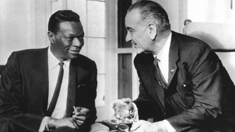 Nat King Cole 1964 im Weißen Haus in Washington im Gespräch mit US-Präsident Lyndon Baines Johnson (r).