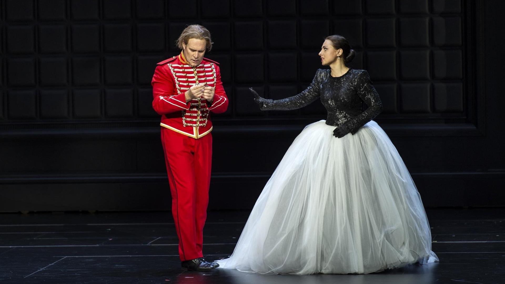 Szene aus Tschaikowskis "Pique Dame" in der Kooperation von Hans Neuenfeld und Mariss Jansons - zu sehen sind Brandon Jovanovich als Hermann und Evgenia Muraveva in der Rolle der Lisa Szene aus Tschaikowskis "Pique Dame" in der Kooperation von Hans Neuenfeld und Mariss Jansons - zu sehen sind Brandon Jovanovich als Hermann und Evgenia Muraveva in der Rolle der Lisa