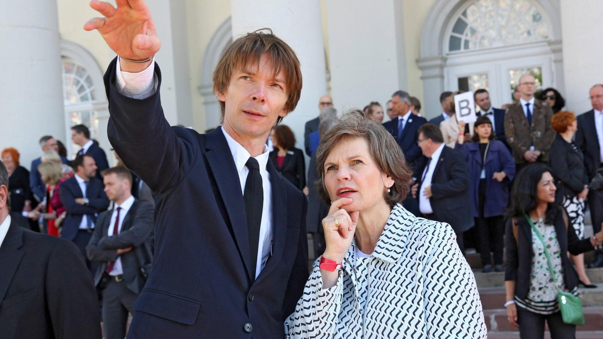 documenta-Geschäftsführerin Annette Kulenkampff mit dem künstlerischen Leiter Adam Szymczyk bei Eröffnung der Weltkunstausstellung. documenta-Geschäftsführerin Annette Kulenkampff mit dem künstlerischen Leiter Adam Szymczyk bei Eröffnung der Weltkunstausstellung.