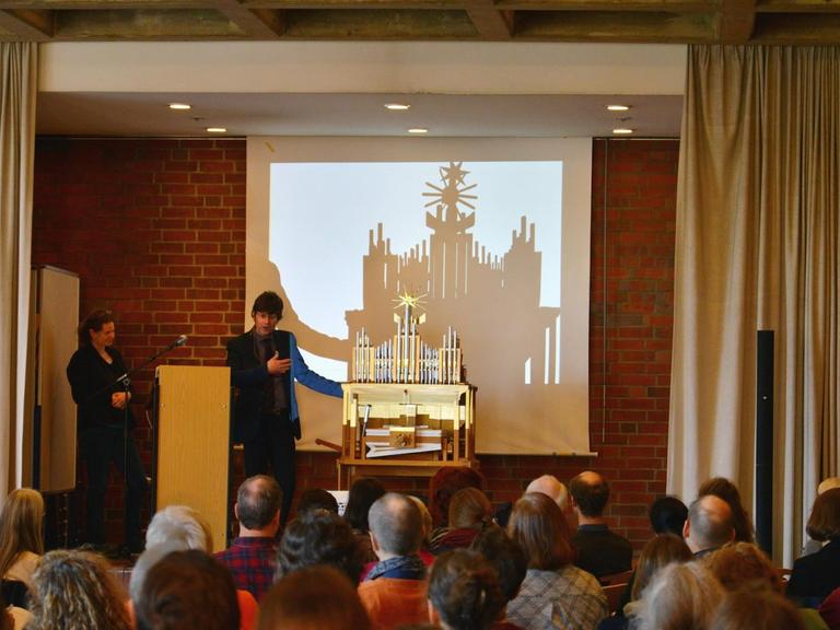 Die Orgel-Kidsorgel wird auf der Bühne präsentiert