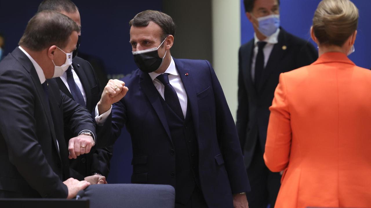 Der französische Präsident Emmanuel Macron (Mitte) am 10. Dezember beim EU-Gipfel in Brüssel. Elbogengruß mit Schwedens Ministerpräsident Stefan Löfven. Der französische Präsident Emmanuel Macron (Mitte) am 10. Dezember beim EU-Gipfel in Brüssel. Elbogengruß mit Schwedens Ministerpräsident Stefan Löfven.