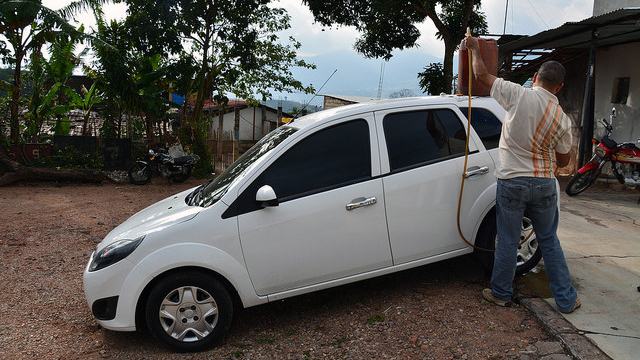 Ricardo betankt seinen Wagen, um Benzin nach Kolumbien zu schmuggeln.