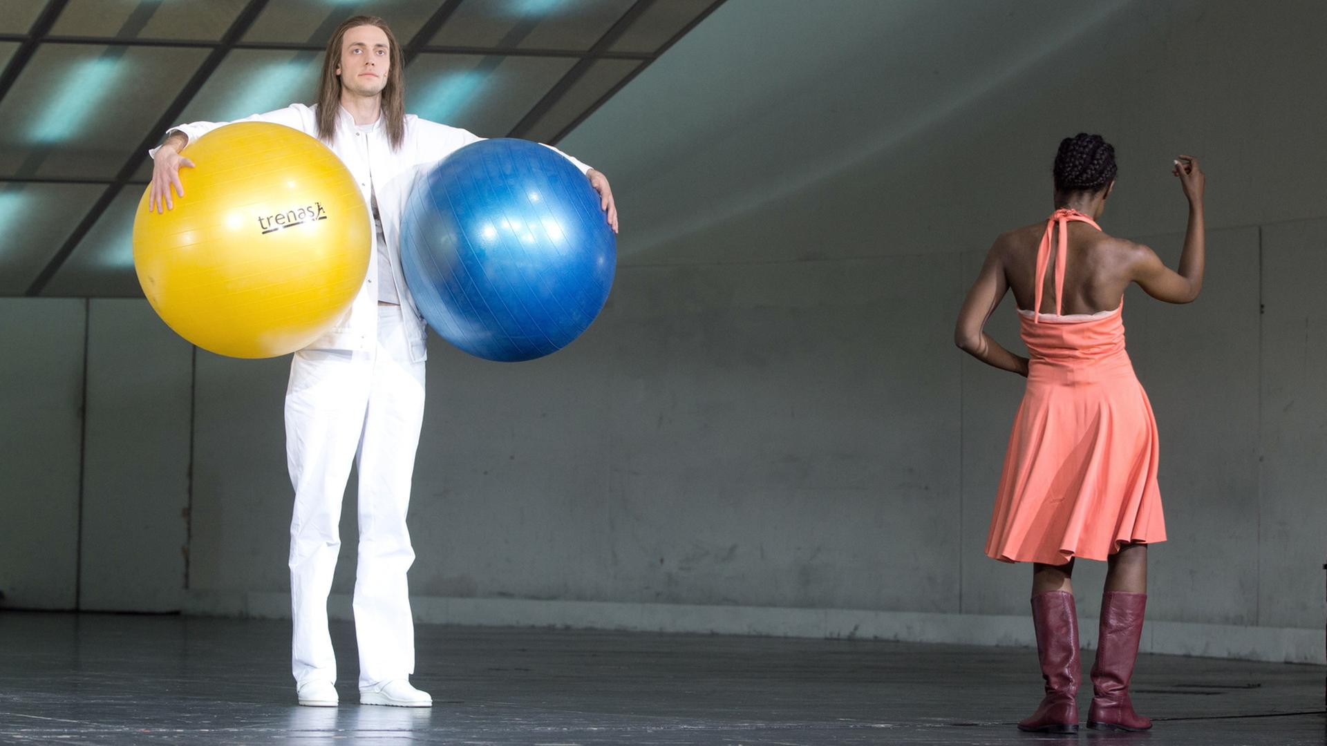 Die Schauspieler Marcel Kohler und Lorna Ishema bei einer Fotoprobe zum Theaterstück "Unterwerfung" 2016 im Deutschen Theater in Berlin Die Schauspieler Marcel Kohler und Lorna Ishema bei einer Fotoprobe zum Theaterstück "Unterwerfung" 2016 im Deutschen Theater in Berlin