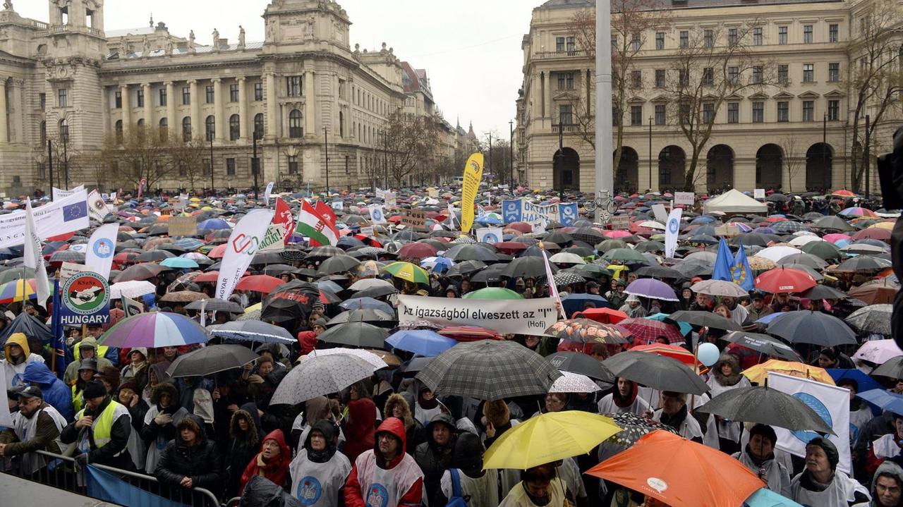 Tausende gehen in Budapest gegen die Schul- und Bildungspolitik der Regierung auf die Straße.