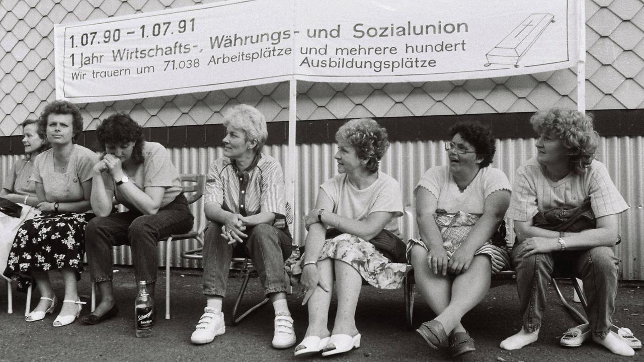 Frauen auf einer Bank bei der Besetzung der Treuhand Niederlassung in Suhl, Thüringen, aufgenommen am 01.07.1991. Frauen auf einer Bank bei der Besetzung der Treuhand Niederlassung in Suhl, Thüringen, aufgenommen am 01.07.1991.