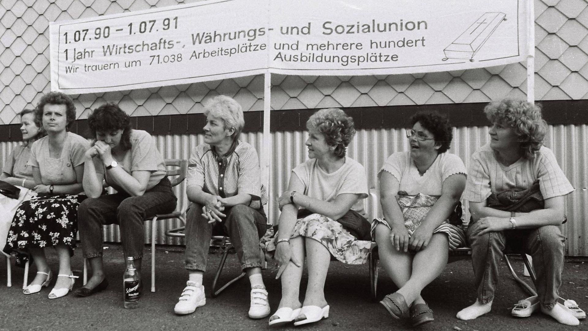 Frauen auf einer Bank bei der Besetzung der Treuhand Niederlassung in Suhl, Thüringen, aufgenommen am 01.07.1991. Frauen auf einer Bank bei der Besetzung der Treuhand Niederlassung in Suhl, Thüringen, aufgenommen am 01.07.1991.