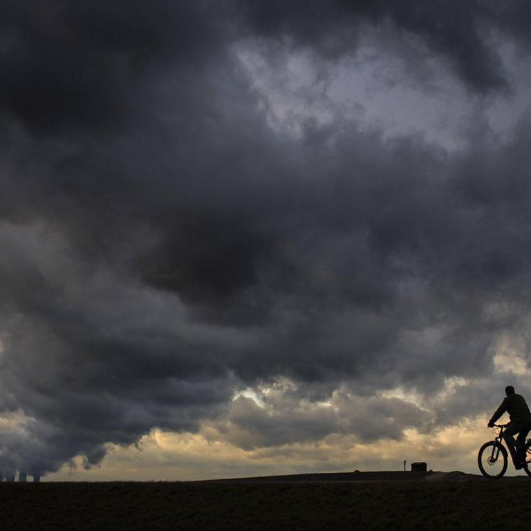 Ein Radfahrer zeichnet sich vor dem Braunkohlekraftwerk Boxberg ab, aufgenommen in Altliebel am 11.03.2019