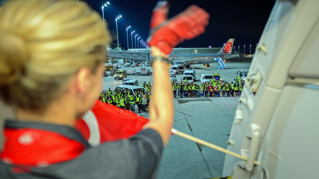 Eine Flugbegleiterin der Fluggesellschaft Air Berlin winkt am 27. Oktober 2017 auf dem Flughafen in München weiteren Mitarbeitern der Airline vor dem letzten Flug zur Verabschiedung. Eine Flugbegleiterin der Fluggesellschaft Air Berlin winkt am 27. Oktober 2017 auf dem Flughafen in München weiteren Mitarbeitern der Airline vor dem letzten Flug zur Verabschiedung.