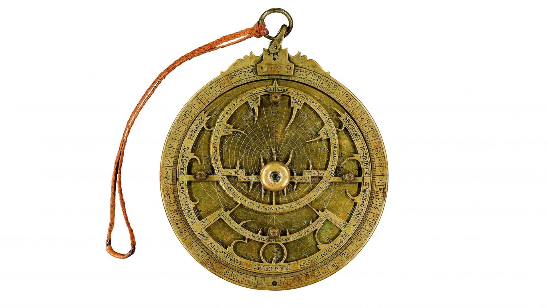 Astrolabium, signiert von Muhammad Ibn-as-Saffār. Messing / Messingguss, graviert und punziert, Toledo, 1029. Astrolabium, signiert von Muhammad Ibn-as-Saffār. Messing / Messingguss, graviert und punziert, Toledo, 1029.