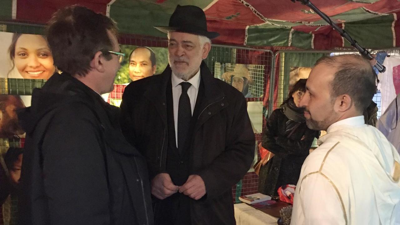 Restaurant-Besitzer Zahidi Abdelaziz(re.) unterhält sich mit Bischof Michel Pansard (l.) und Rabbi Michel Serfaty (Mitte) Restaurant-Besitzer Zahidi Abdelaziz(re.) unterhält sich mit Bischof Michel Pansard (l.) und Rabbi Michel Serfaty (Mitte)