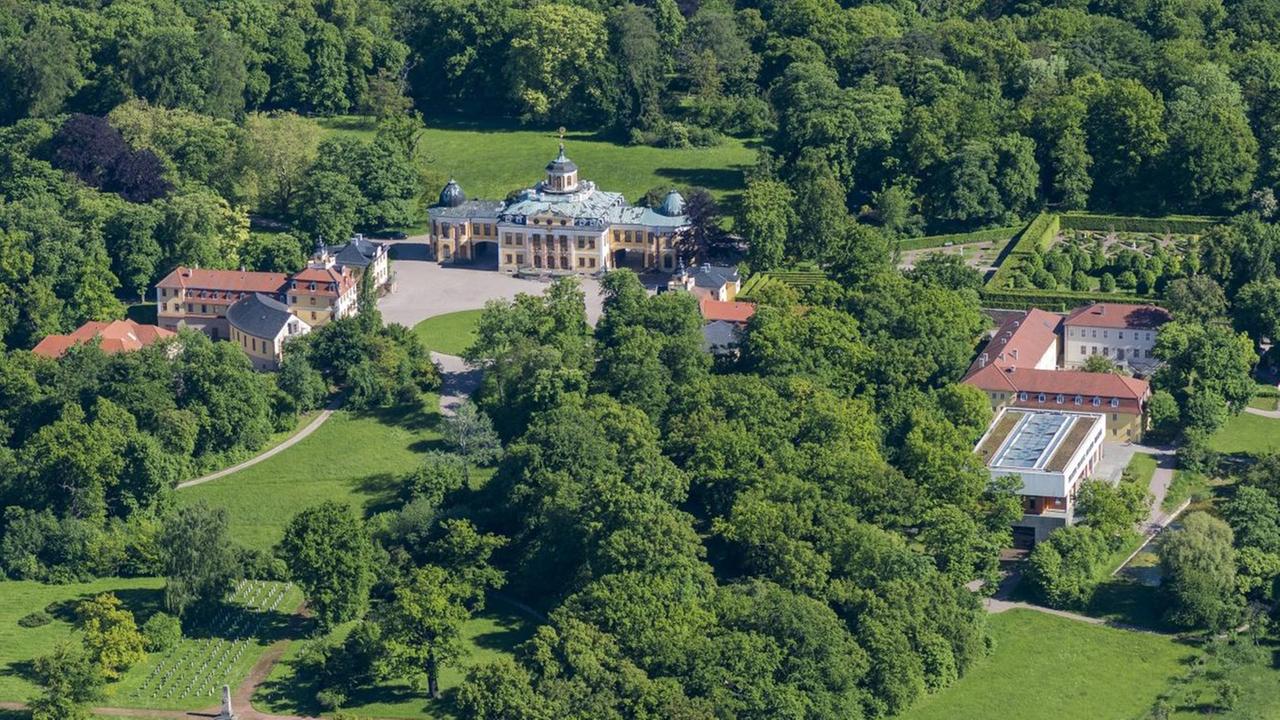 Eine Luftaufnahme einer Barockanlage mit Schloss und Garten und Nebengebäuden. Eine Luftaufnahme einer Barockanlage mit Schloss und Garten und Nebengebäuden.