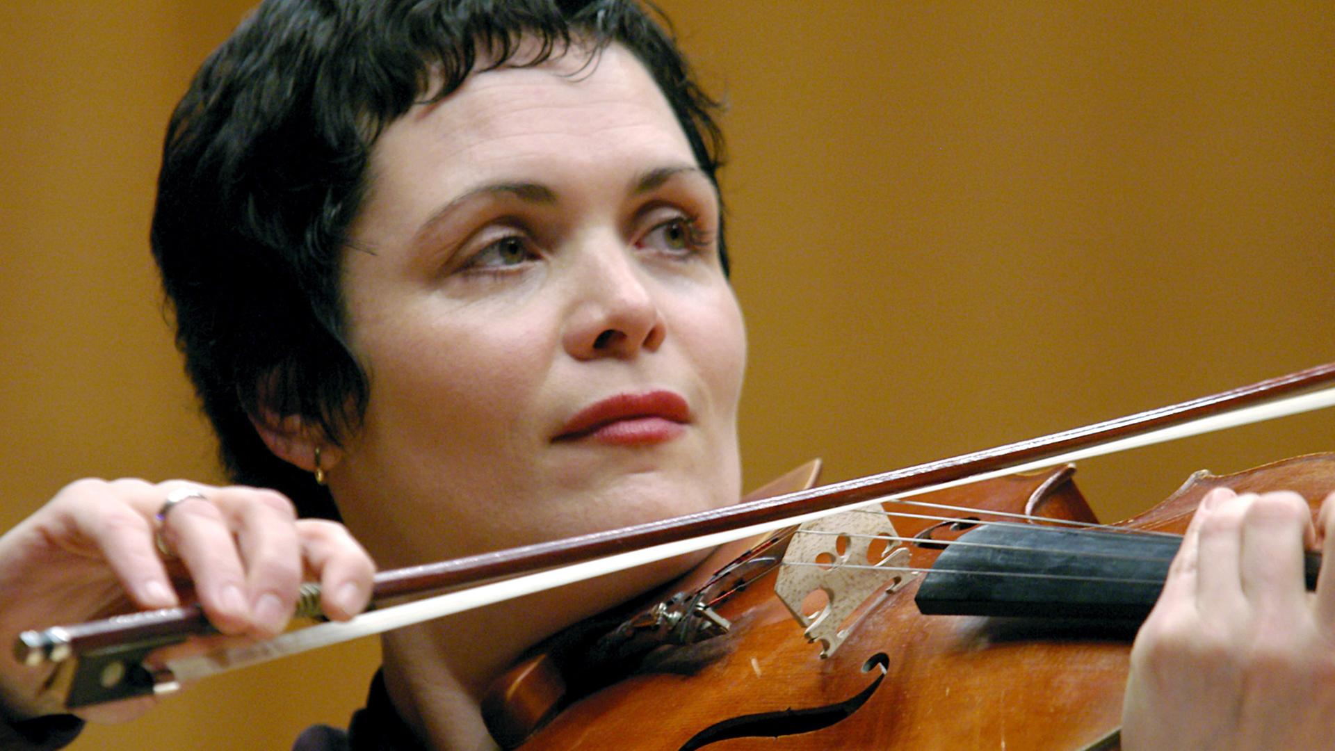 Die Bratscherin Tabea Zimmermann in der Philharmonie in Köln Die Bratscherin Tabea Zimmermann in der Philharmonie in Köln