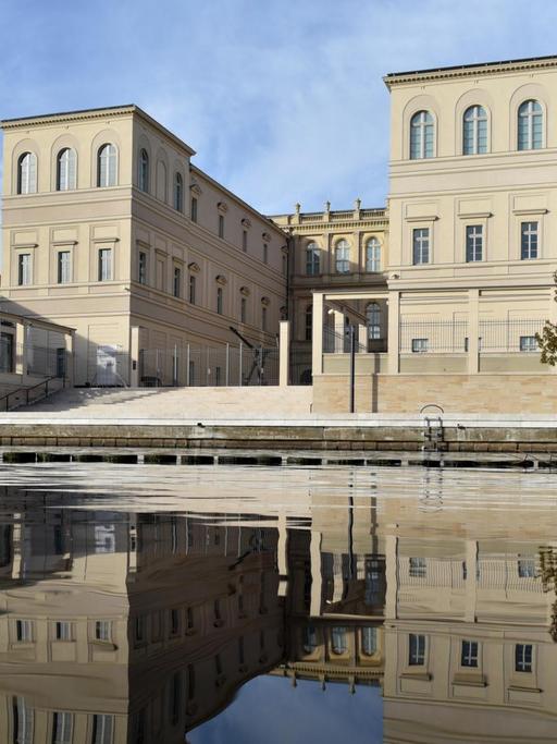 Der Bau des neuen Museum Palais Barberini spiegelt sich am 21.11.2016 in der Havel in Potsdam (Brandenburg).