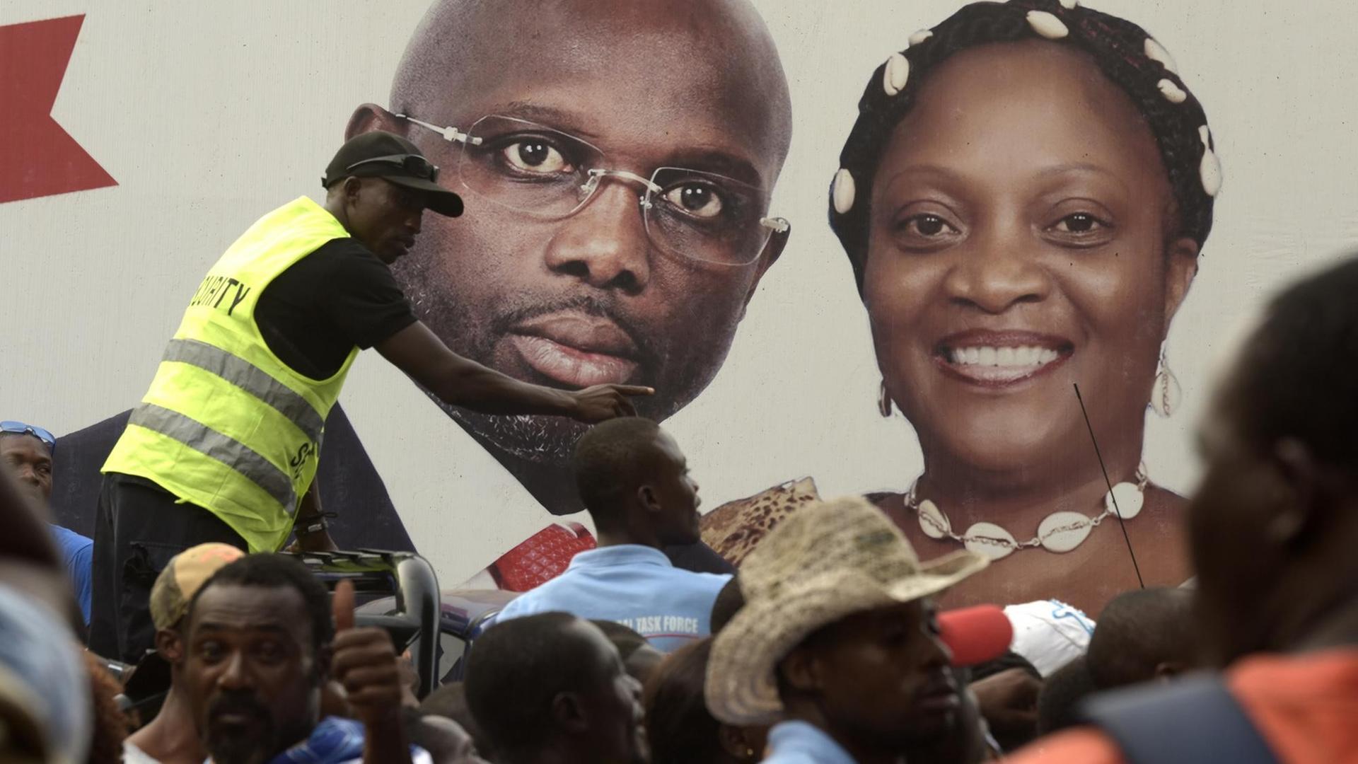 Die Unterstützer des Siegers von Liberias Präsidentschaftswahlen George Weah feiern nach der Verkündung der Ergebnisse der zweiten Runde am 29. Dezember 2017 außerhalb des Weah-Hauptquartiers in Monrovia.