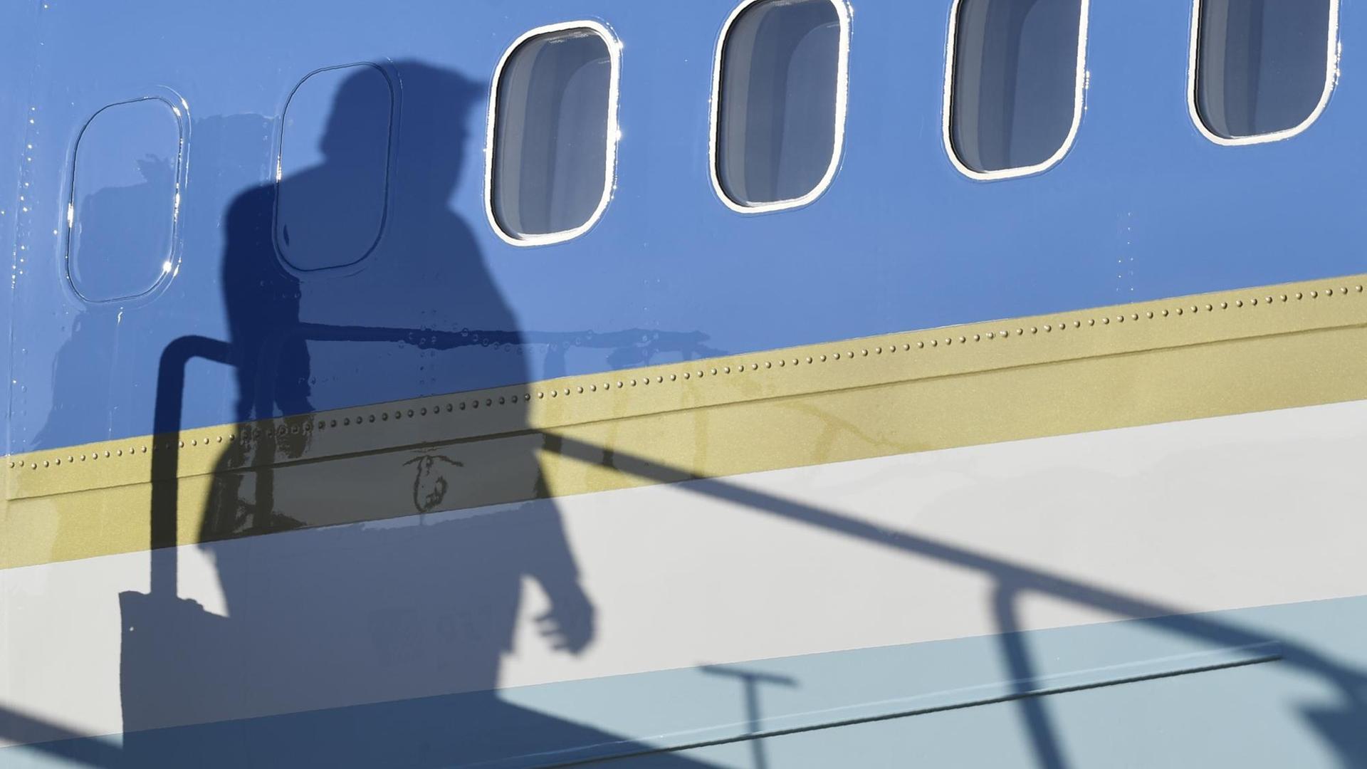 Donald Trump wirft seinen Schatten an die Bordwand der Air Force One. Donald Trump wirft seinen Schatten an die Bordwand der Air Force One.